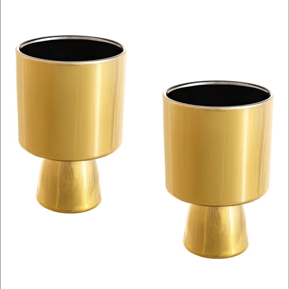 Two gold vase lings moment